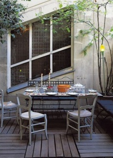 Detalhe para outro ambiente com móveis reutilizados. Aqui até o deck do piso é reciclado.