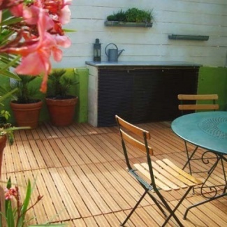 Cozinha externa também está fazendo o mair sucesso. Os deck de madeira combinam com as cadeiras, o ambiente ficou com as cores aconchegantes.