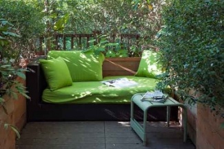 Não precisa ser um grande espaço para aproveitar essa ideia. Aqui o terraço de aproximadamente 5m² ganhou um sofá e centro que serve de apoio para um lanche.