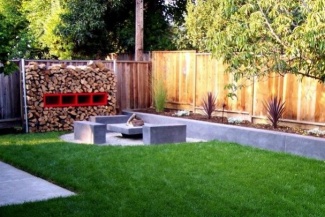 Neste projeto o cimento não foi revestido. A mistura de elementos como o concreto, o calor da madeira no muro e o verde do gramado é uma tendência econômica e bonita.