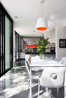 O branco em toda área gourmet é o que predomina, mesmo com a cozinha com pé direito alto.