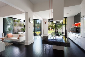 Módulo de prateleira em orange choc e ilha em pedra negra 