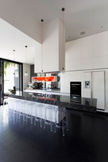 O ambiente foi aproveitado com instalação de armários planejados