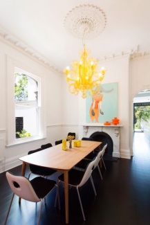 Clima futurista com mobiliário sessentinha, na sala de jantar e biblioteca.