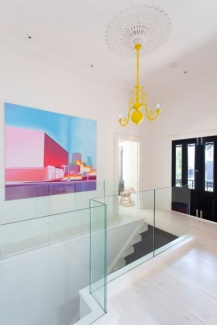 A escada com guarda corpo de vidro.