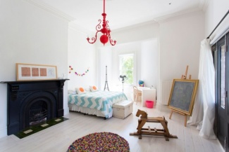 Quarto de mocinha com visual limpo e aconchegante.