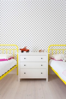 Petit poas na parede do quarto das crianças. Mobiliário antigo para reforçar o decor inspirado nos meados do século.