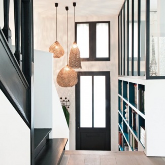 Como a casa tinham vários níveis, foi uma opção a marcenaria planejada para melhor utilização dos espaços e circulação fluida.