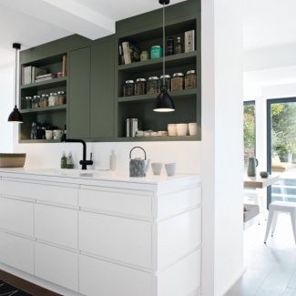 Já a cozinha o armário em cor cáqui e branco, torneira de ferro preto e luminárias lembrado o estilo militar.