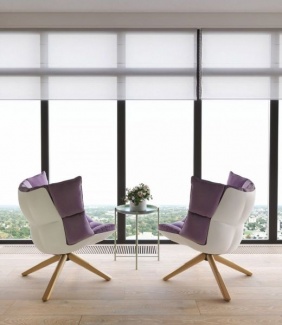 Área de estar com as cadeiras que são da coleção Husk de Patricia Urquiola.