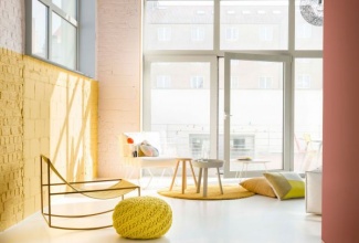 Muita luz com a parede amarela.