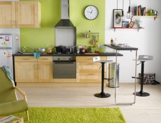 Cozinha com a parede do balcão amarelo limão.