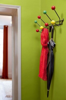 Parede do hall em cor cítrica garante a primeira e melhor impressão.