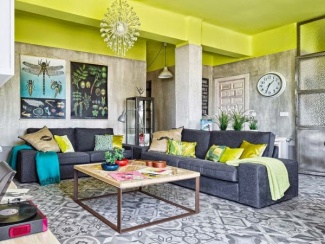 Pé direito alto com cor amarelo limão transmite luz e calor ao ambiente cinza.