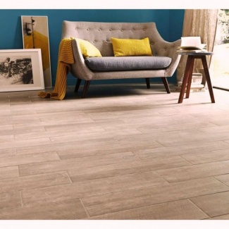 Piso de madeira e parede azul em perfeita sintonia.