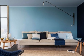 Azul na sala de estar transmite conforto e sossego.