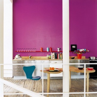 Roxo e madeira funcionam perfeitamente numa cozinha industrial.