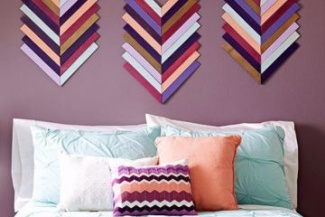 Roxo para dar destaque ao objeto de decoração na cabeceira.