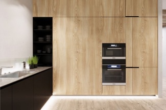 Armário com geladeira embutida em madeira clara e prateleira lateral e armário da pia em laca preta.