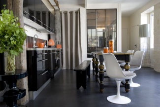 Toque industrial nessa cozinha moderna com armários pretos em aço.