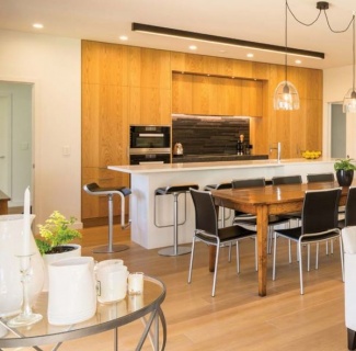 Armário em madeira e ilha de cozinha com balcão branco.