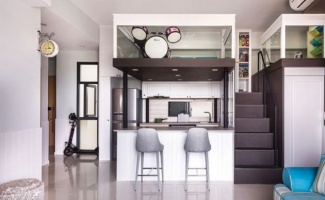 loft com mezanino. Cozinha na parte de baixo com armários brancos e granito claro.