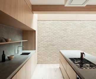 Aqui cimento queimado no balcão da pia, parede da pia e na ilha. Armários de pinus e tijolos aparentes