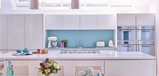 Armários e ilha brancos com parede de pia azul celeste bem vintage.