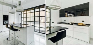 Cozinha branca com balcão de pia e bancada do fogão com granito preto. Armário superior com portas em vidro preto. 