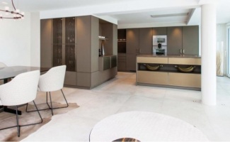 Cozinha branca e armários planejados em greige, para combinar com o granito na ilha.