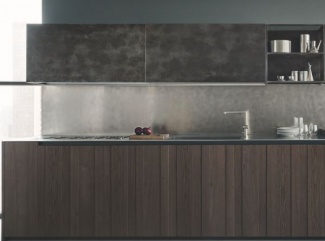 Armário superior escuro e de aço escovado.