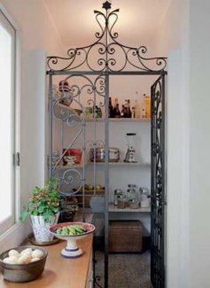 grade de ferro antiga de um charme ao separar a dispensa da cozinha.