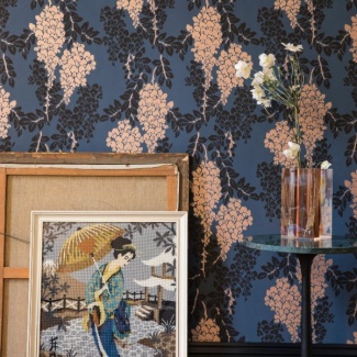 mesinha de canto com base de ferro negro.