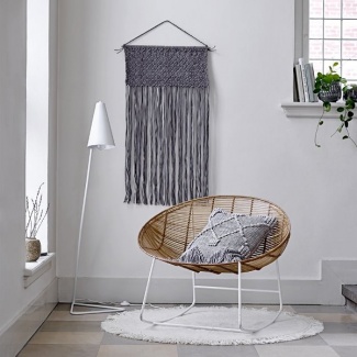 cadeira de treliça com ferro branco, luminária de ferro branco.