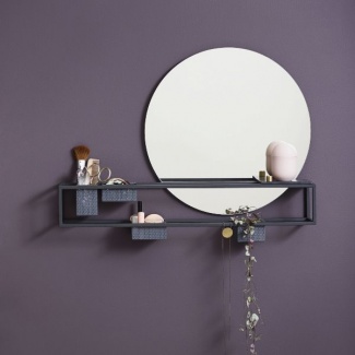 espelho de ferro com apoio para guardar maquiagem.