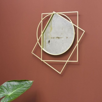 espelho de ferro dourado em formato geométrico.