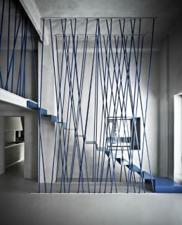 separador de ferro azul na escada