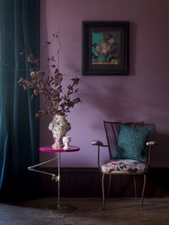 cadeira e mesa de canto de ferro releitura do estilo clássico.