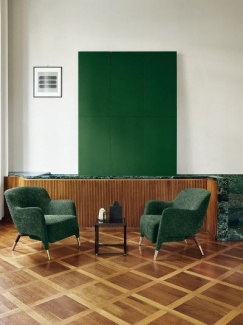 mesinha de canto em ferro negro usado como apoio