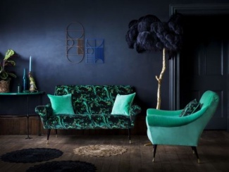 arte de ferro colorido estilo bauhaus na parede e console em ferro negro.