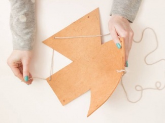 Fure as extremidades para passar o cordão;