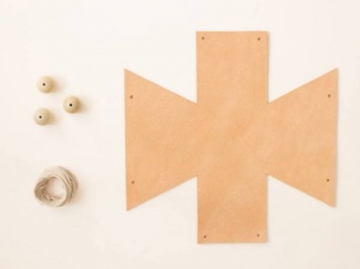 Meça a altura ideal do seu jardim suspenso, deve ficar um pouco abaixo do olhar dependendo da plantinha que você vai colocar; Corte a cortiça ou o emborrachado no formato de cruz - quase tipo a cruz do Vasco;