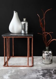 Mesa de canto com tubos de cobre