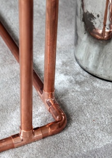 Mesa de canto com tubos de cobre