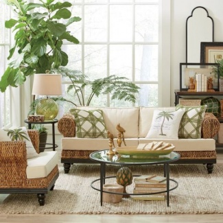 Sofá de sisal, com almofadas naturais em estampas tropicais.