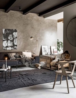 O aconchego desta sala se evidencia pelas almofadas e mantas de pele fake.