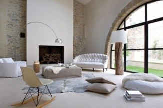 Parede de tijolos aparentes e lareira discreta nesta sala. 