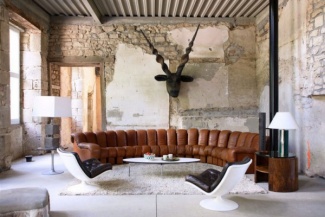 Estilo industrial pede piso ou tapete claro. Estilo industrial pede piso ou tapete claro.