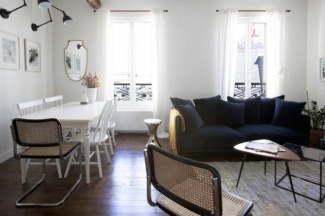 Espelho na Sala de Jantar - Sloft Magazine - Espelho na área de jantar com estilo retrô ao lado da janela Espelho na Sala de Jantar