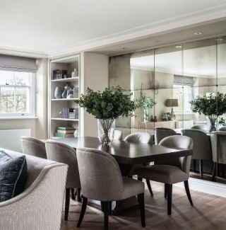 Espelho na Sala de Jantar